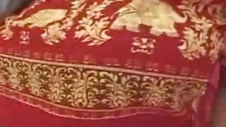 Loira quebrou a paz do cara no banheiro e sentou-se sexo selvagem oral em seu pau
