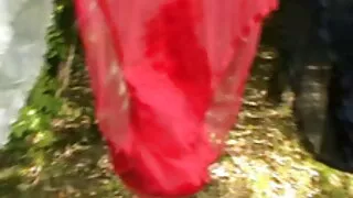 O cara fode ativamente a jovem anal com um pau enorme e cums cenas de sexo selvagem em seu rosto