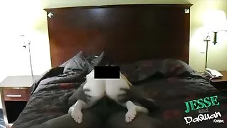 Puta chupa pornoselvagens o carro e fode ao ar livre com um homem