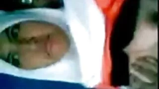 Encantador garota agrada cara com um boquete e montando vídeo de pornô selvagem seu duro tesão