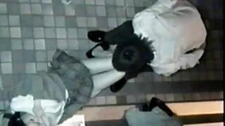 Casal de amantes retirou-se para um quarto de hotel xxx porno selvagem para foder na cama