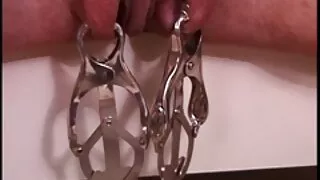 O cara levou uma garota para um prédio pornoselvagens abandonado e a fodeu em seu gato