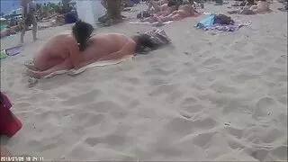 Fodido jovem mamilo através do preservativo e gozada facial sexo selvagem com meninas