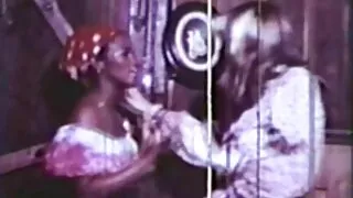 O filme porno selvagem conhecimento das raparigas transformou-se em sexo lésbico violento