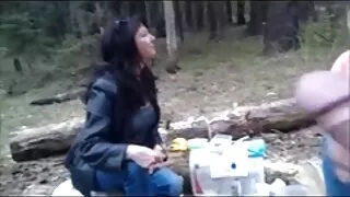 A rapariga chupa a pila de um tipo e fode-o assistir filme pornô selvagem À Canzana