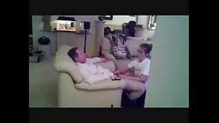 Morena Morena tirou o vestido vermelho na frente do agente e fodeu Estilo cachorrinho em um banquinho de bar anal selvagem
