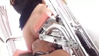 Loira perfurado ânus com um brinquedo sexo selvagem entre mulheres e se rendeu a dois ébano