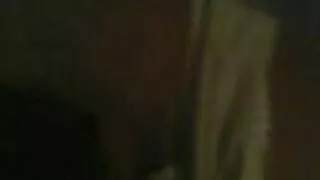 Menina com seios firmes obtém o orgasmo do sexo video sexo selvagem na cam