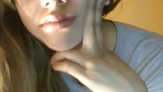 Cara abraça doce carícias e sexo nova pornô selvagem menina ruiva