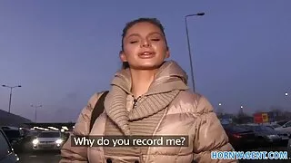 O cara porno muito selvagem lambe a buceta de sua beleza para seduzi-la a fazer sexo