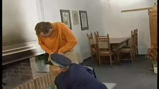 Loira de shorts curtos pulou no pau do eu quero ver sexo selvagem irmão da menina