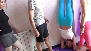 Menina faz uma massagem erótica namorada sexo entre mulheres selvagem