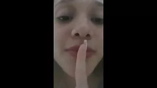 Loira de pé sobre os joelhos lambe o pau redtub selvagem do cara