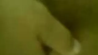 Morena para o sexo selvagem na selva Natal tem um pau duro na buceta e gozada na cara