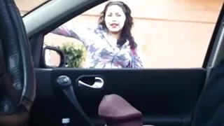 A garota chupou o vizinho e deu um bom passeio em sexo brutal e selvagem seu pau