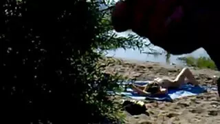 Linda garota gostosa fodida por sexo selvagem em grupo estranho na frente do marido