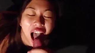 O homem na cozinha lustra o falo vagina filme de sexo selvagem molhada de uma garota