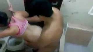 Sacanagem puta adora foder com o casal na sexo bruto selvagem sala de estar