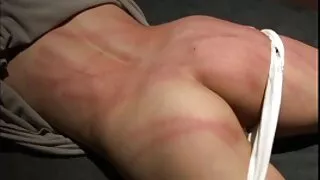 A sogra tira a calcinha preta na frente do belo marido da filha e senta-se em seu grande cheesecake sexo selvagem brasileiro de pau