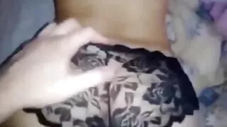 O cara ajudou sua irmã com a lição de casa, e depois mostrou a ela só sexo selvagem seu pau e a fodeu bem no banheiro