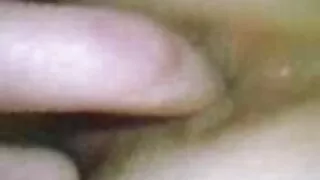 Enquanto sexo selvagem com força o marido não está em casa, a esposa convidou a vizinha e pediu para levá-la ao orgasmo