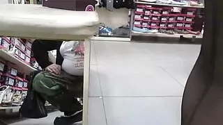 Morena esbelta na cama a chupar dupla penetração selvagem a pila raspada de um amigo