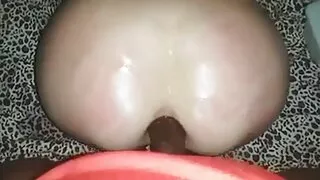 Três cadelas transando com um sexo selvagem e brutal homem na cama grande
