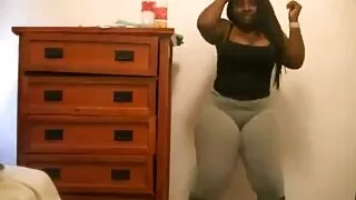 Duas vadias elegantes chupam um enorme pau masculino e depois videos de sexo selvagem brasileiro atolam seus buracos
