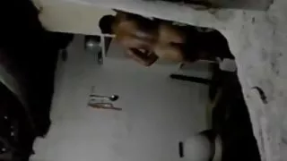 Duas loiras revezam-se a montar sexo feroz o falo de um tipo