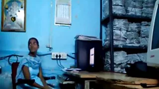 Rapariga com rabo grande gosta de foder com estrangulamento video de sexo selvagem