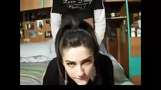 A noiva chamou a mãe no quarto para levar o noivo à ejaculação sexo selvagem bruto com ela