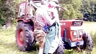 A ruiva perdeu as sexo selvagem em grupo carícias e tocou na rata Rapada