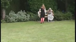 Loira está pronta para chupar sexo quente e selvagem o pau de um amigo antes e depois do sexo violento