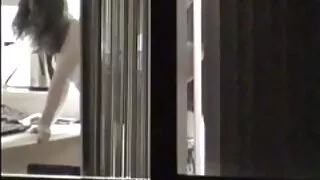 Lésbicas fodem videos de sexo muito selvagem meia-irmã à beira da piscina com um belo corpo