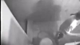 A MILF seduziu o namorado da filha pornoselvagem e chupou-lhe o tesão